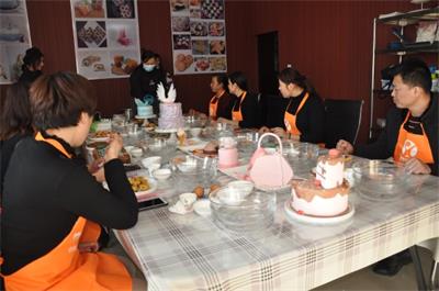 在濟(jì)寧學(xué)做蛋糕去哪個學(xué)校？   