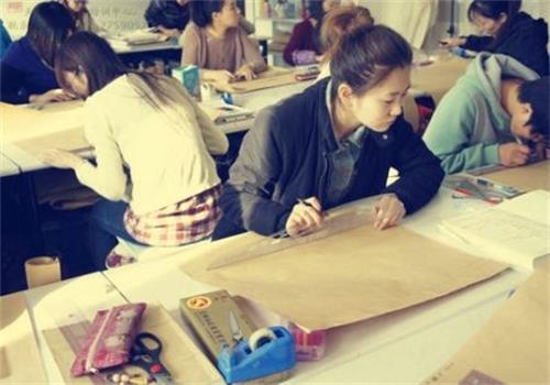 秦皇島東方服裝學(xué)校正規(guī)嗎？有什么教學(xué)方式？
