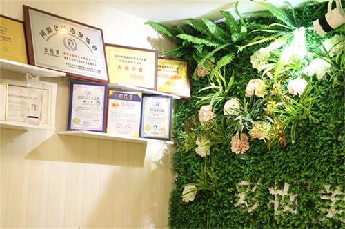貴陽靜莎彩妝美容美發(fā)紋繡美甲培訓(xùn)學校有業(yè)余班嗎？
