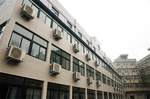 鄭州有學服裝設計的學校嗎？是校企合作專業(yè)嗎？