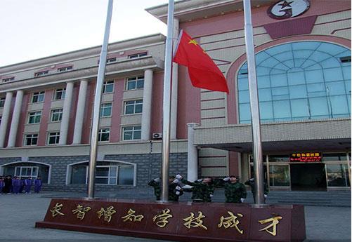 保定新興工業(yè)技工學校是全日制學校嗎？學校提供住宿嗎？