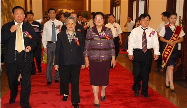 全國(guó)政協(xié)副主席錢正英（左一）、十五屆中央委員顧秀蓮（左三）、國(guó)務(wù)院扶貧主任，政協(xié)常委胡富國(guó)（左一）、北方汽車專修學(xué)校曹振峰董事長(zhǎng)（右一）在人民大會(huì)堂共同出席北方學(xué)校七千萬扶貧工程