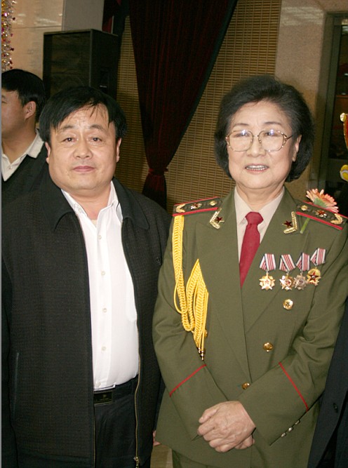 全國(guó)一級(jí)演員，政協(xié)委員馬玉濤（右一）與曹振峰同志合影